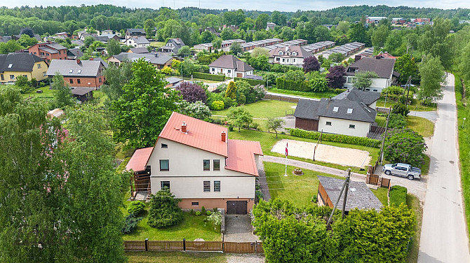 Pārdod plašu un gaišu privātmāju klusā, sakoptā Kuldīgas privātmāju rajonā. 
Īpašuma sastāvs:
Zeme - Кулдига и Кулдигский край - изображение 1