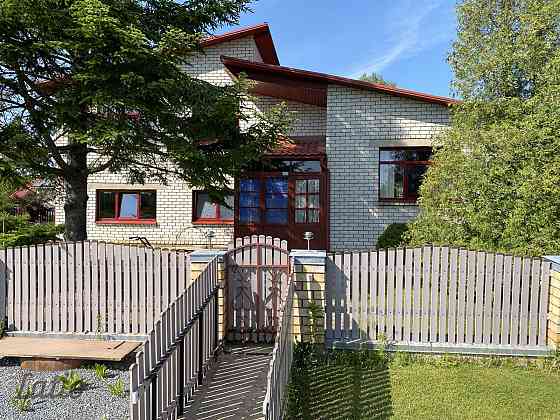 Zeme 2340 m2 | dzīvojamā māja 195,2 m2  | saimniecības ēka ar pirti un garāžu 161,6 m2

Dzīvojamā mā Валмиера и Валмиерский край