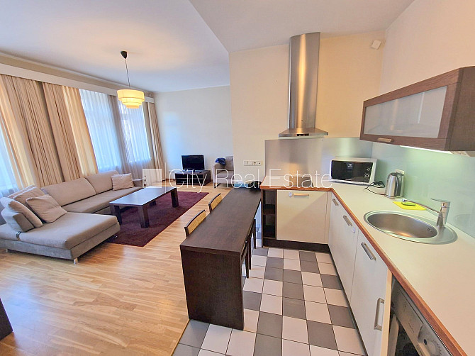 Fasādes māja, renovēta māja, ieeja no ielas, ir lifts, kāpņu telpa pēc kosmētiskā remonta, Rīga - foto 1