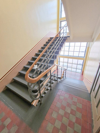 Fasādes māja, renovēta māja, ieeja no ielas, ir lifts, kāpņu telpa pēc kosmētiskā remonta, Rīga - foto 16