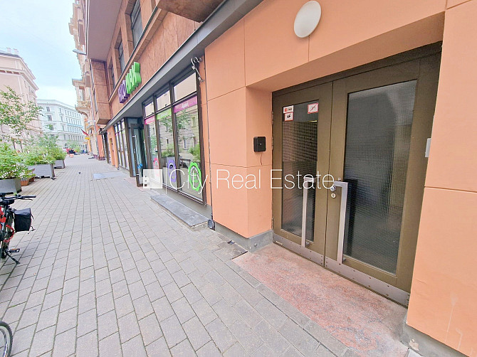 Fasādes māja, renovēta māja, ieeja no ielas, ir lifts, kāpņu telpa pēc kosmētiskā remonta, Rīga - foto 20