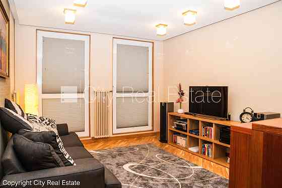 Фасадный дом, реновированный дом, плата за обслуживание в месяц 70 EUR, вход с улицы, Рига