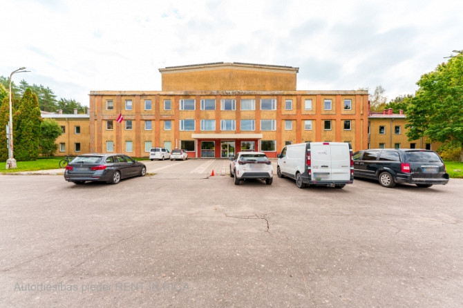 Biroja telpa vēsturiskajā Rīgas Kinostudijas ēkā.  Regulāras formas telpa ēkas 2. stāvā. Rīga - foto 7