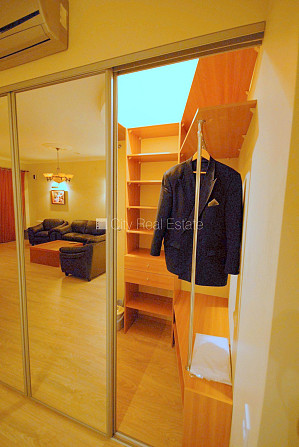 Fasādes māja, ieeja no ielas, ir lifts, kāpņu telpa pēc kapitālā remonta, balkons, istabas Rīga - foto 8
