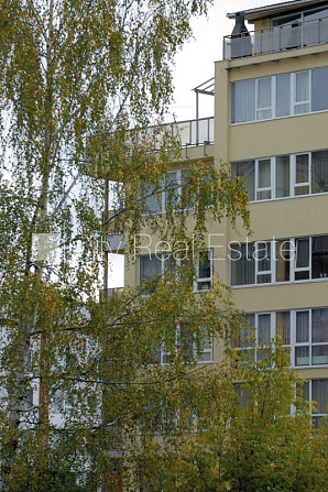 Fasādes māja, ieeja no ielas, ir lifts, kāpņu telpa pēc kapitālā remonta, balkons, istabas Rīga - foto 12