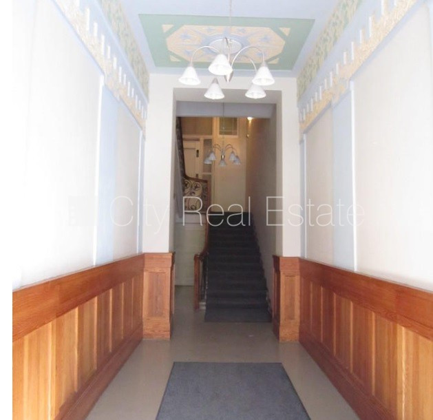 Fasādes māja, ieeja no ielas, ir lifts, kāpņu telpa pēc kapitālā remonta, balkons, istabas Rīga - foto 18