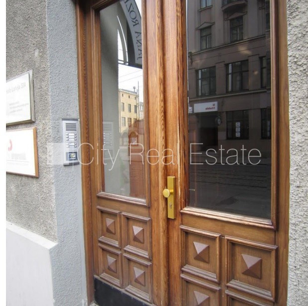 Fasādes māja, ieeja no ielas, ir lifts, kāpņu telpa pēc kapitālā remonta, balkons, istabas Rīga - foto 17