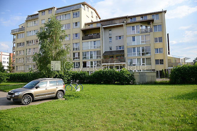 Fasādes māja, ieeja no ielas, ir lifts, kāpņu telpa pēc kapitālā remonta, balkons, istabas Rīga - foto 11