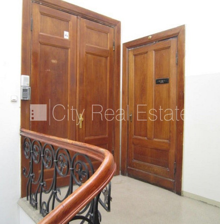 Fasādes māja, ieeja no ielas, ir lifts, kāpņu telpa pēc kapitālā remonta, balkons, istabas Rīga - foto 19
