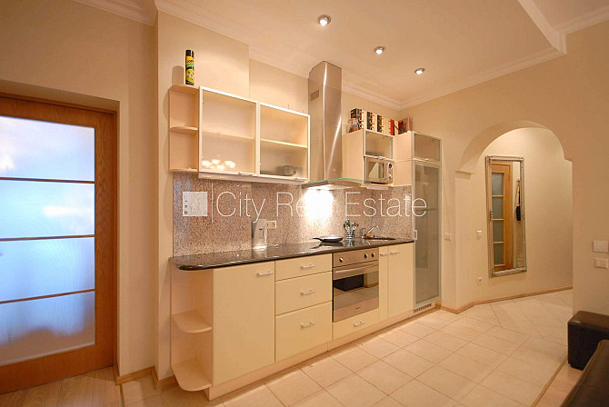 Fasādes māja, ieeja no ielas, ir lifts, kāpņu telpa pēc kapitālā remonta, balkons, istabas Rīga - foto 7