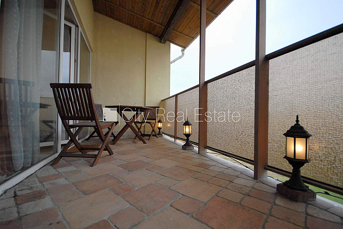 Fasādes māja, ieeja no ielas, ir lifts, kāpņu telpa pēc kapitālā remonta, balkons, istabas Rīga - foto 9