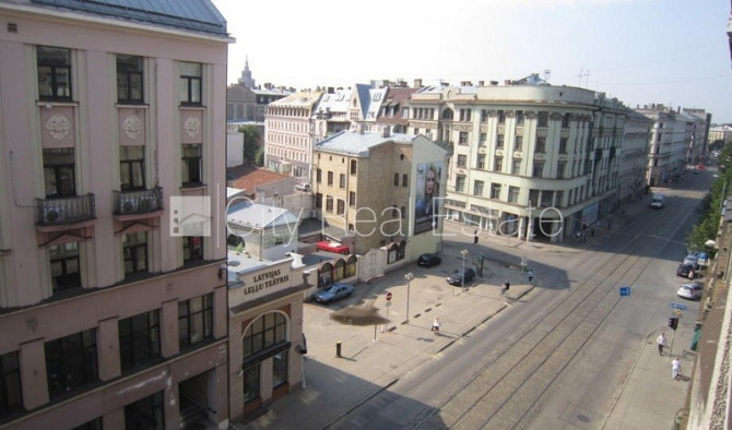 Fasādes māja, ieeja no ielas, ir lifts, kāpņu telpa pēc kapitālā remonta, balkons, istabas Rīga - foto 16
