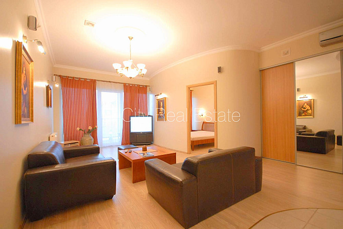 Fasādes māja, ieeja no ielas, ir lifts, kāpņu telpa pēc kapitālā remonta, balkons, istabas Rīga - foto 3