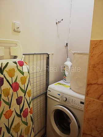 Fasādes māja, renovēta māja, ieeja no ielas, kāpņu telpa pēc kosmētiskā remonta, logi Rīga - foto 12