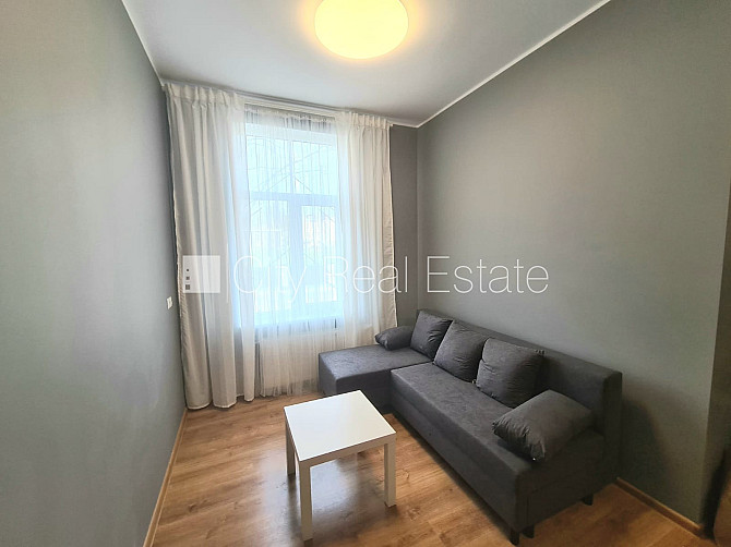 Koka māja, fasādes māja, slēgts pagalms, beletāža, kāpņu telpa pēc kapitālā remonta, Rīga - foto 1