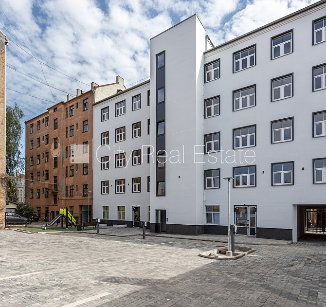 Fasādes māja, renovēta māja, slēgts pagalms, ieeja no ielas un pagalma, kāpņu telpa pēc Rīga - foto 3