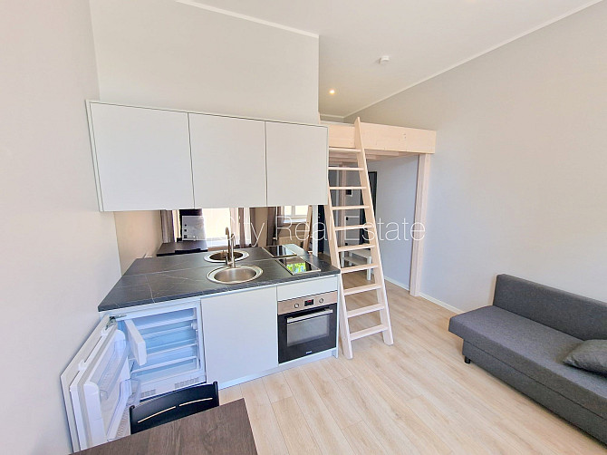 Fasādes māja, kāpņu telpa pēc kosmētiskā remonta, viena istaba izolēta, studio tipa, Rīga - foto 3