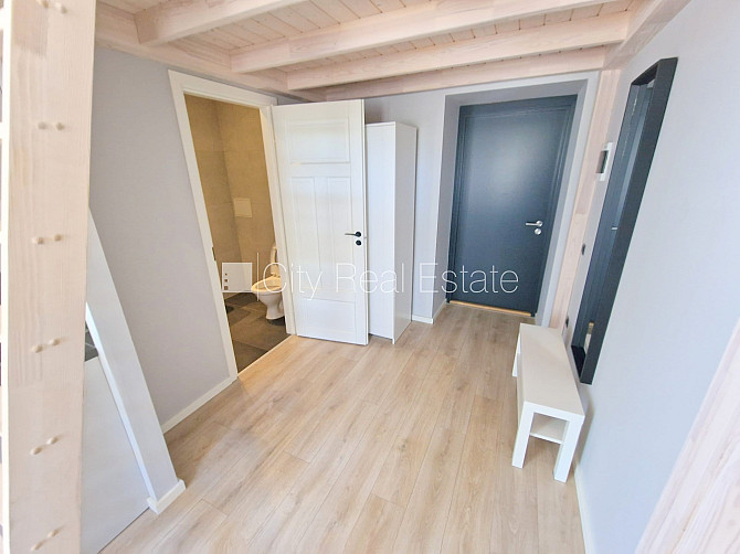 Fasādes māja, kāpņu telpa pēc kosmētiskā remonta, viena istaba izolēta, studio tipa, Rīga - foto 14