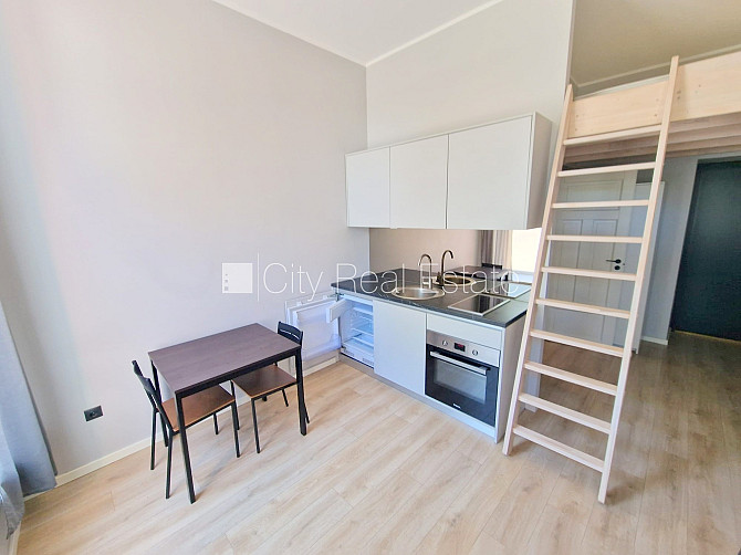 Fasādes māja, kāpņu telpa pēc kosmētiskā remonta, viena istaba izolēta, studio tipa, Rīga - foto 6