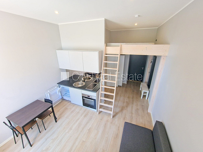 Fasādes māja, kāpņu telpa pēc kosmētiskā remonta, viena istaba izolēta, studio tipa, Rīga - foto 4