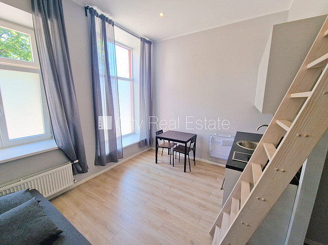 Fasādes māja, kāpņu telpa pēc kosmētiskā remonta, viena istaba izolēta, studio tipa, Rīga - foto 8