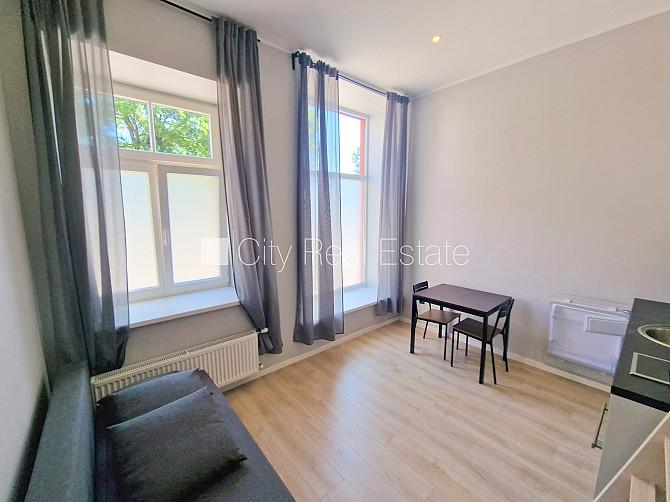 Fasādes māja, kāpņu telpa pēc kosmētiskā remonta, viena istaba izolēta, studio tipa, Rīga - foto 7