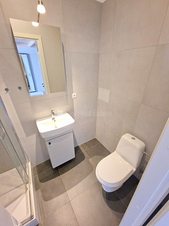 Fasādes māja, kāpņu telpa pēc kosmētiskā remonta, viena istaba izolēta, studio tipa, Rīga - foto 13