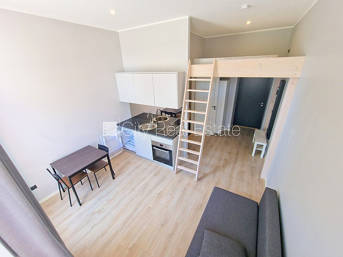 Fasādes māja, kāpņu telpa pēc kosmētiskā remonta, viena istaba izolēta, studio tipa, Rīga - foto 1