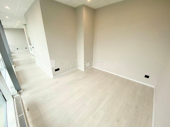 Jaunceltne, slēgts pagalms, ieeja no ielas, ir lifts, kāpņu telpa pēc kapitālā remonta, logi Rīga - foto 11