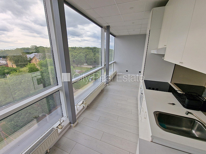 Jaunceltne, slēgts pagalms, ieeja no ielas, ir lifts, kāpņu telpa pēc kapitālā remonta, logi Rīga - foto 19