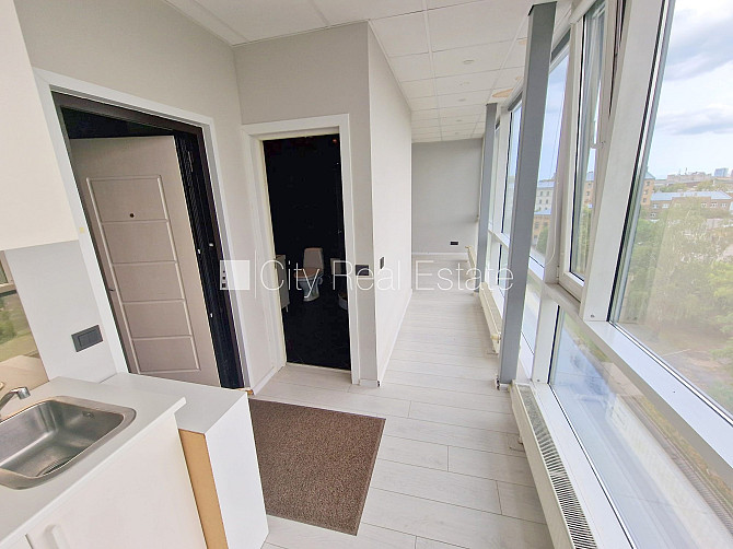 Jaunceltne, slēgts pagalms, ieeja no ielas, ir lifts, kāpņu telpa pēc kapitālā remonta, logi Rīga - foto 13