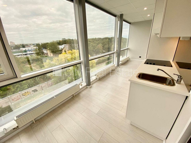 Jaunceltne, slēgts pagalms, ieeja no ielas, ir lifts, kāpņu telpa pēc kapitālā remonta, logi Rīga - foto 1