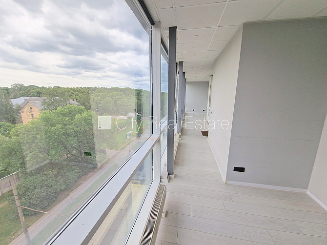 Jaunceltne, slēgts pagalms, ieeja no ielas, ir lifts, kāpņu telpa pēc kapitālā remonta, logi Rīga - foto 15