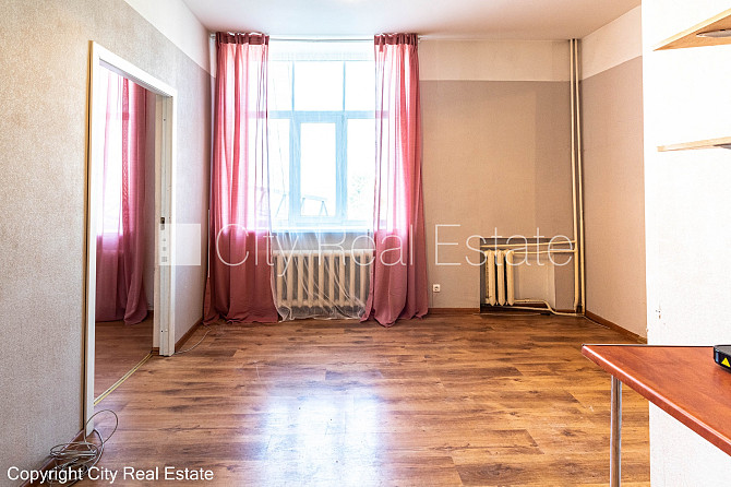Fasādes māja, viena istaba izolēta, viena istaba caurstaigājama, mainīti radiatori, centrālā Rīga - foto 4