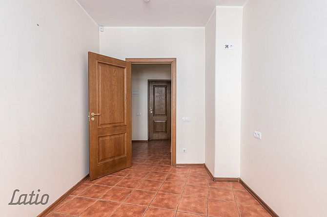 Pārdod kompaktu, mēbelētu un ar sadzīves tehniku aprīkotu divu izolētu istabu dzīvokli Rīga - foto 4