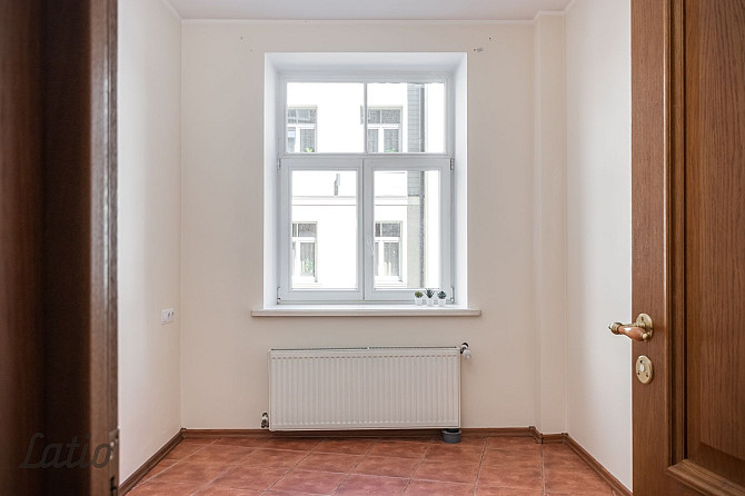 Pārdod kompaktu, mēbelētu un ar sadzīves tehniku aprīkotu divu izolētu istabu dzīvokli Rīga - foto 1