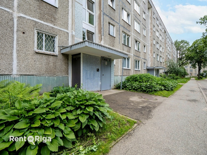 Pārdod 3 istabu dzīvokli pašā Iļģuciema centrā!  Dzīvoklis atrodas nama 2. stāvā un pa Rīga - foto 2