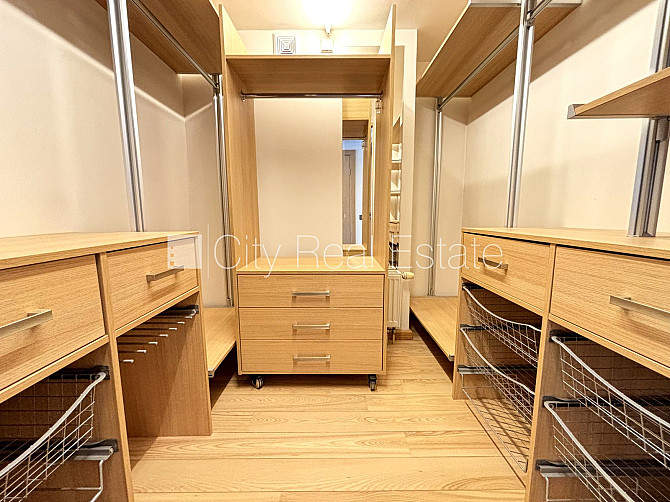 Fasādes māja, ieeja no ielas, ir lifts, logi vērsti mājas abās pusēs, griestu augstums 3,2 m, Rīga - foto 17