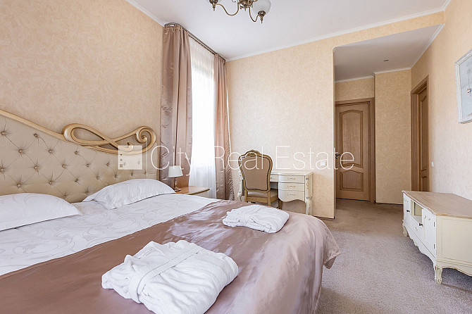 Fasādes māja, labiekārtots apzaļumots pagalms, slēgts pagalms, iežogota teritorija ar koka Rīga - foto 15