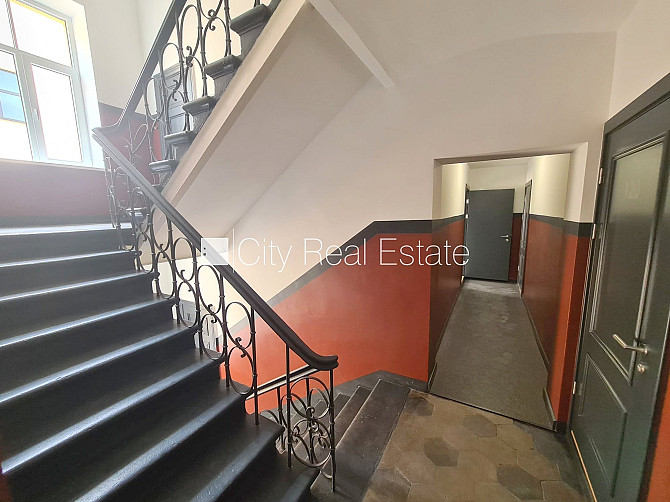 Fasādes māja, renovēta māja, slēgts pagalms, ieeja no ielas, ir lifts, kāpņu telpa pēc Rīga - foto 17