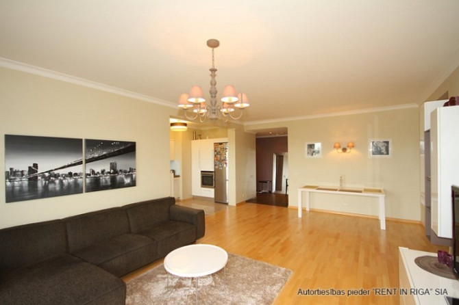 Mūsdienīgs, pilnībā aprīkots 3-istabu dzīvoklis ar panorāmas logiem prestižā projektā Rīga - foto 2