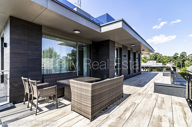 Jaunceltne, slēgts pagalms, ieeja no pagalma, ir lifts, divi balkoni 3 m2, terase 29,20 m2, logi Rīga - foto 1