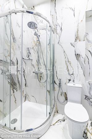Jaunceltne, slēgts pagalms, ieeja no pagalma, ir lifts, divi balkoni 3 m2, terase 29,20 m2, logi Rīga - foto 12
