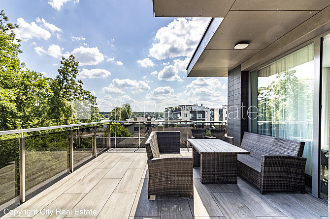 Jaunceltne, slēgts pagalms, ieeja no pagalma, ir lifts, divi balkoni 3 m2, terase 29,20 m2, logi Rīga - foto 3