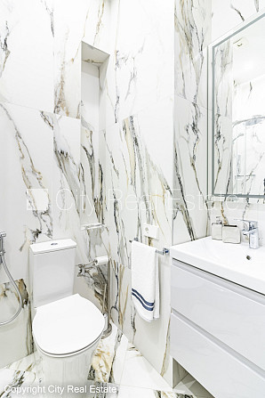 Jaunceltne, slēgts pagalms, ieeja no pagalma, ir lifts, divi balkoni 3 m2, terase 29,20 m2, logi Rīga - foto 13