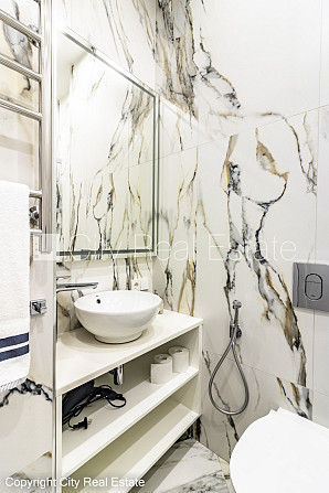 Jaunceltne, slēgts pagalms, ieeja no pagalma, ir lifts, divi balkoni 3 m2, terase 29,20 m2, logi Rīga - foto 16