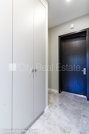 Jaunceltne, slēgts pagalms, ieeja no pagalma, ir lifts, divi balkoni 3 m2, terase 29,20 m2, logi Rīga - foto 17