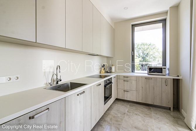 Jaunceltne, slēgts pagalms, ieeja no pagalma, ir lifts, divi balkoni 3 m2, terase 29,20 m2, logi Rīga - foto 7