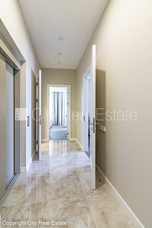 Jaunceltne, slēgts pagalms, ieeja no pagalma, ir lifts, divi balkoni 3 m2, terase 29,20 m2, logi Rīga - foto 8