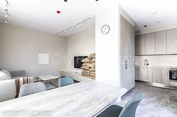 Jaunceltne, slēgts pagalms, ieeja no pagalma, ir lifts, divi balkoni 3 m2, terase 29,20 m2, logi Rīga - foto 5